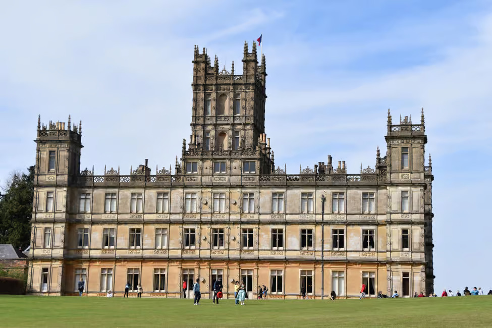 Private Downton Abbey Day Tour with Pub Lunch & Highclere Castle